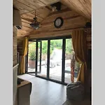 The Shed . A Cosy, Peaceful, 96% Recycled, Chalet.