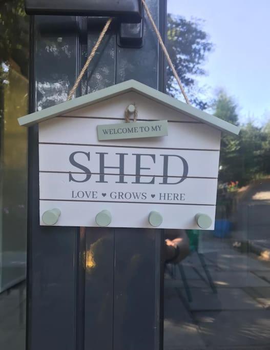 The Shed . A Cosy, Peaceful, 96% Recycled, Chalet. Swansea