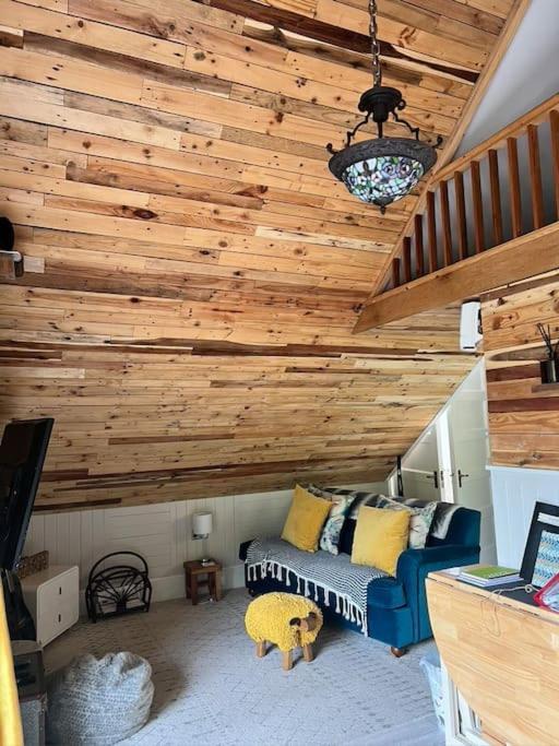 The Shed . A Cosy, Peaceful, 96% Recycled, Chalet. Apartment *