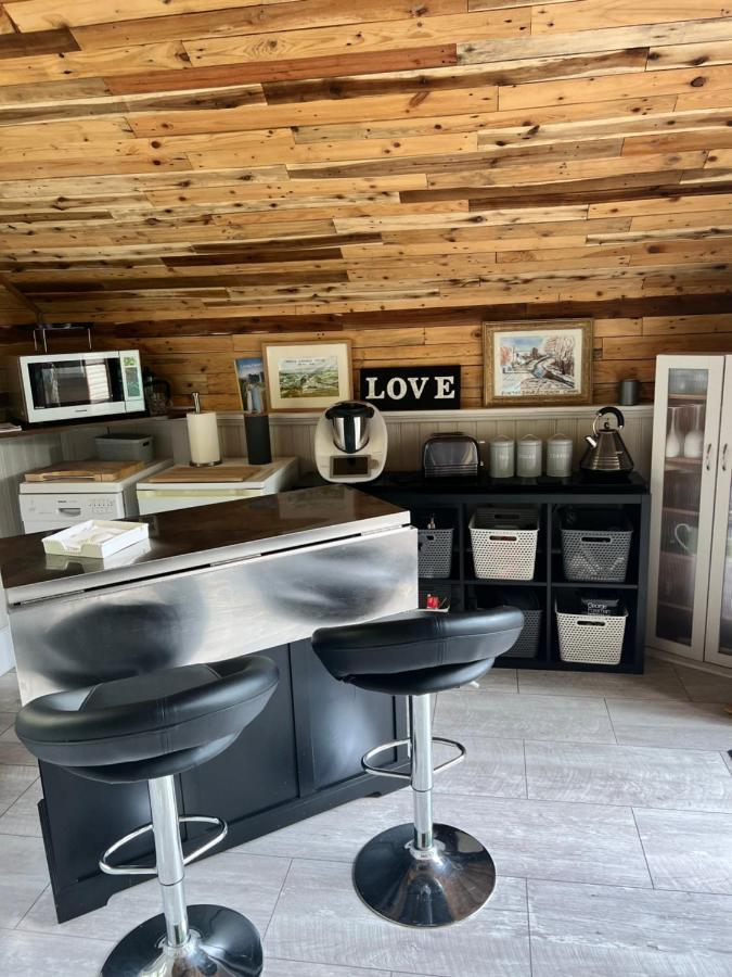 The Shed . A Cosy, Peaceful, 96% Recycled, Chalet.