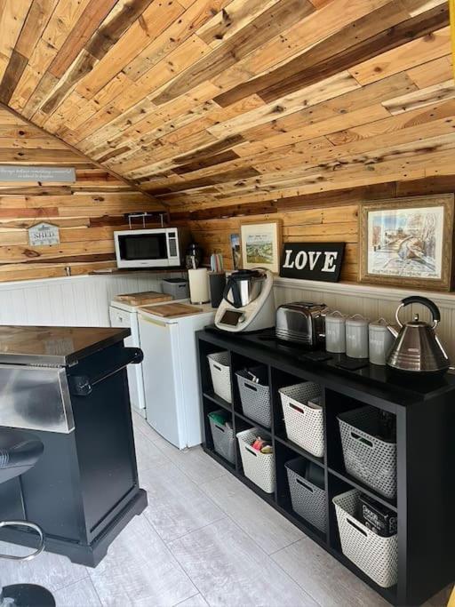 The Shed . A Cosy, Peaceful, 96% Recycled, Chalet. * Swansea