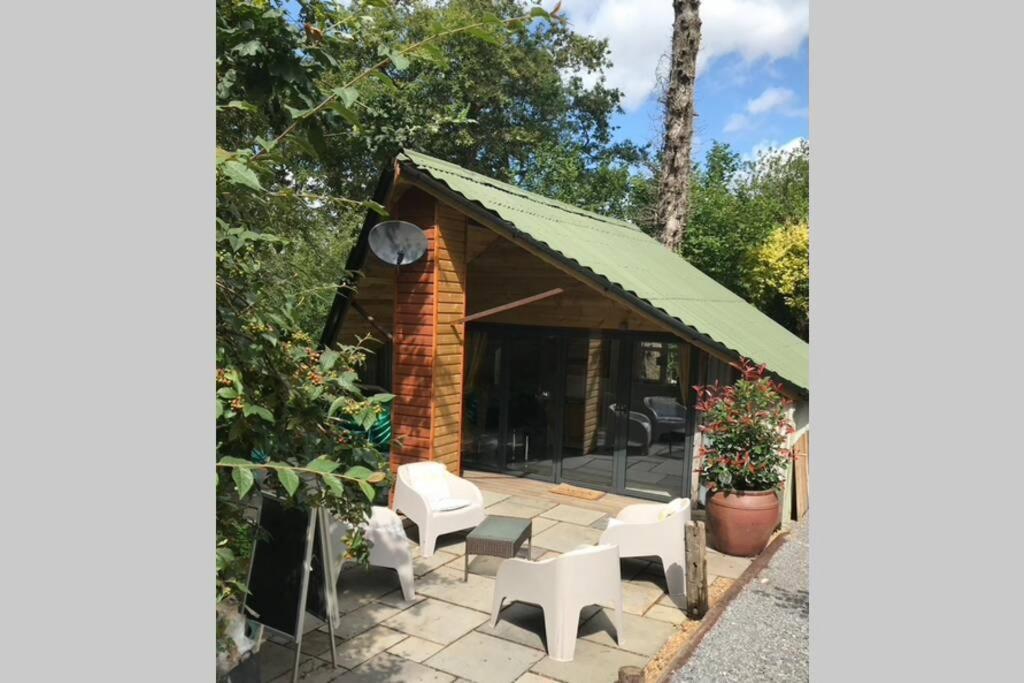 The Shed . A Cosy, Peaceful, 96% Recycled, Chalet. * Swansea